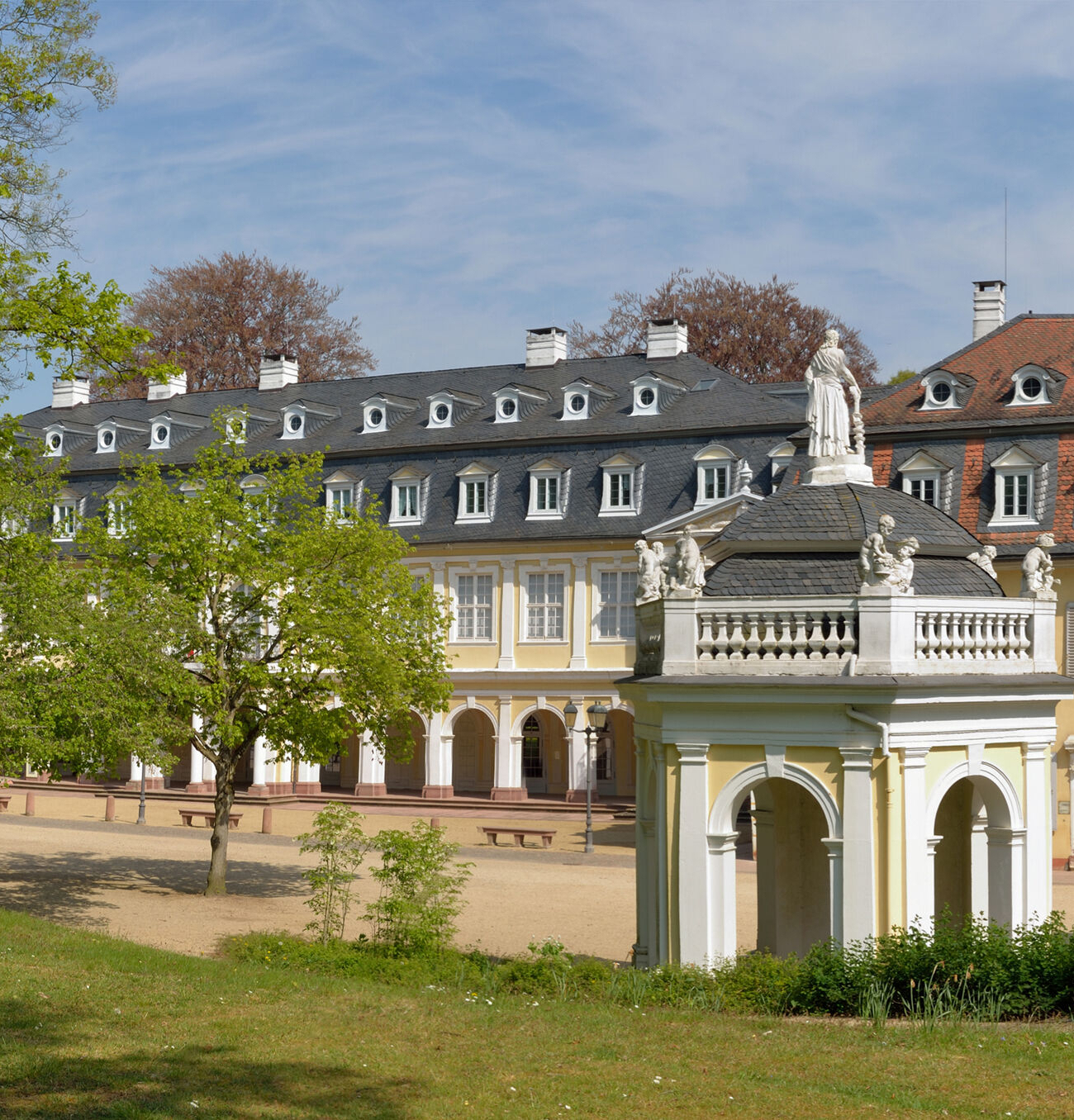 Parkpromenade Wilhelmsbad mit Arkadenbau