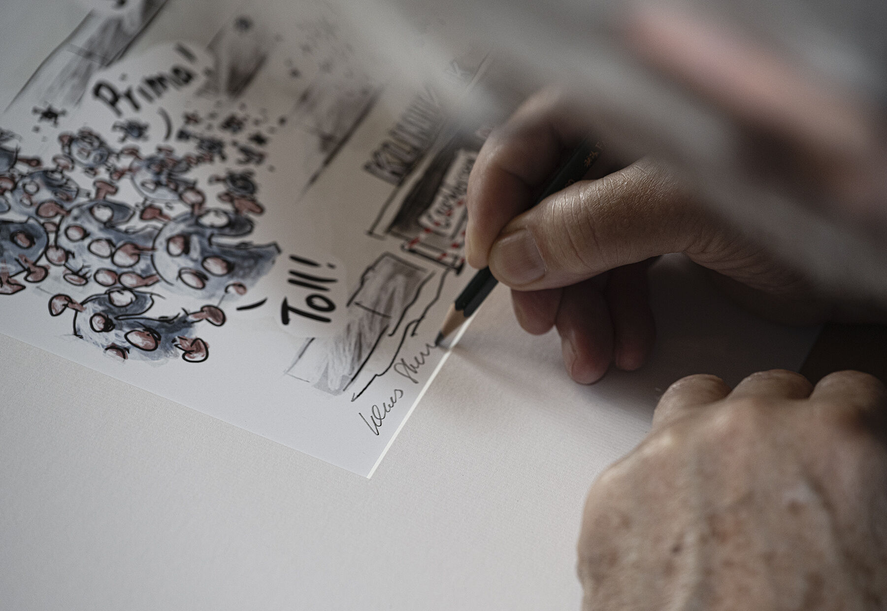 Klaus Stuttmann signiert seine Karikaturen, Foto: Kai Jakob