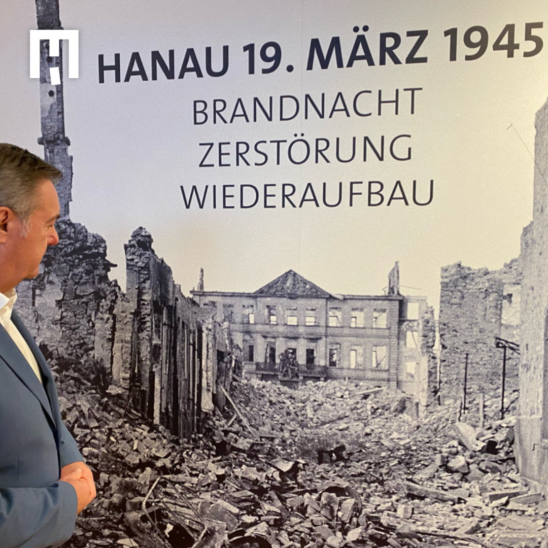 Oberbürgermeister Claus Kaminsky in der Ausstellung
