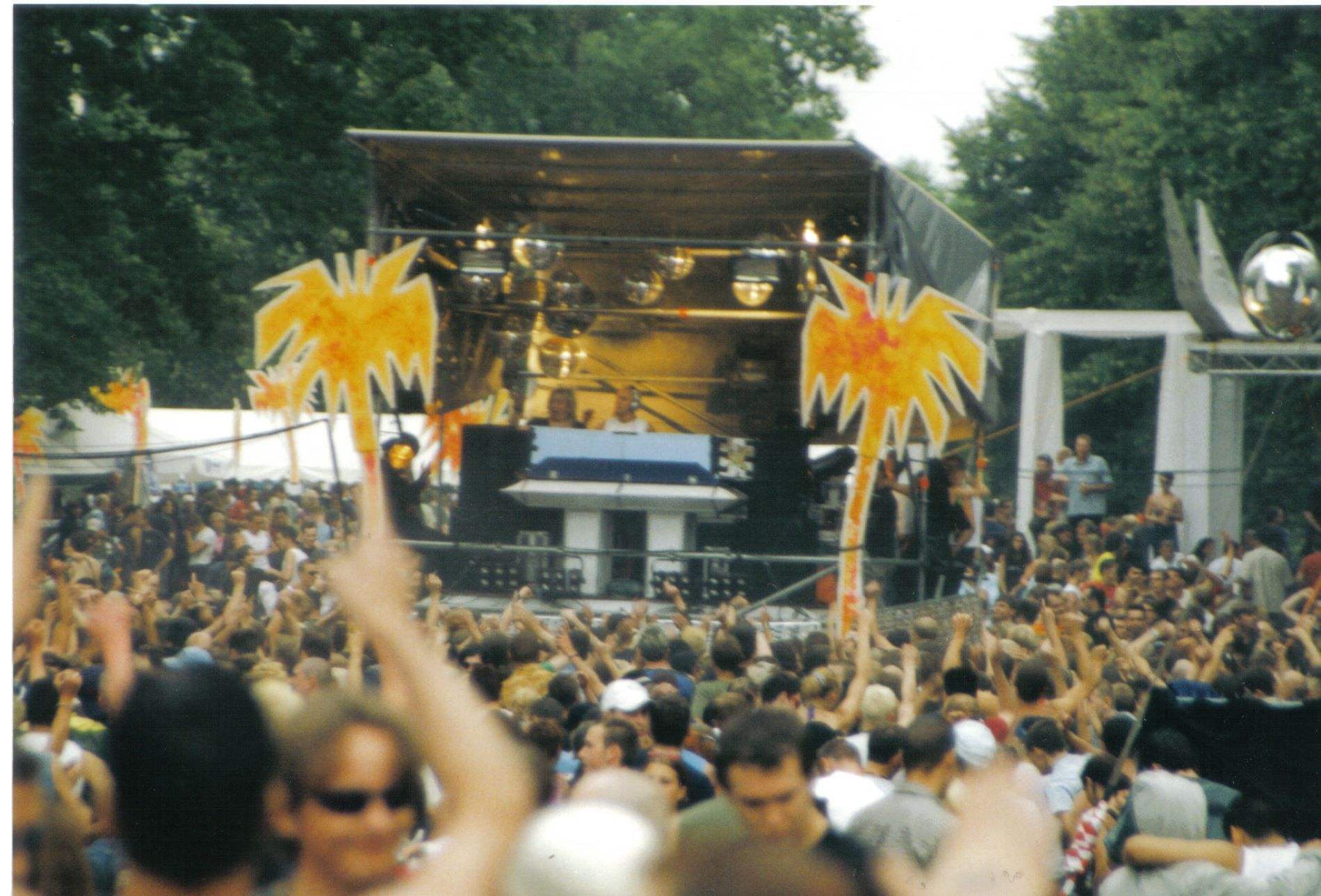 Ausstellungseröffnung / Keep the Vibe Alive: 30 Jahre Love Family Park