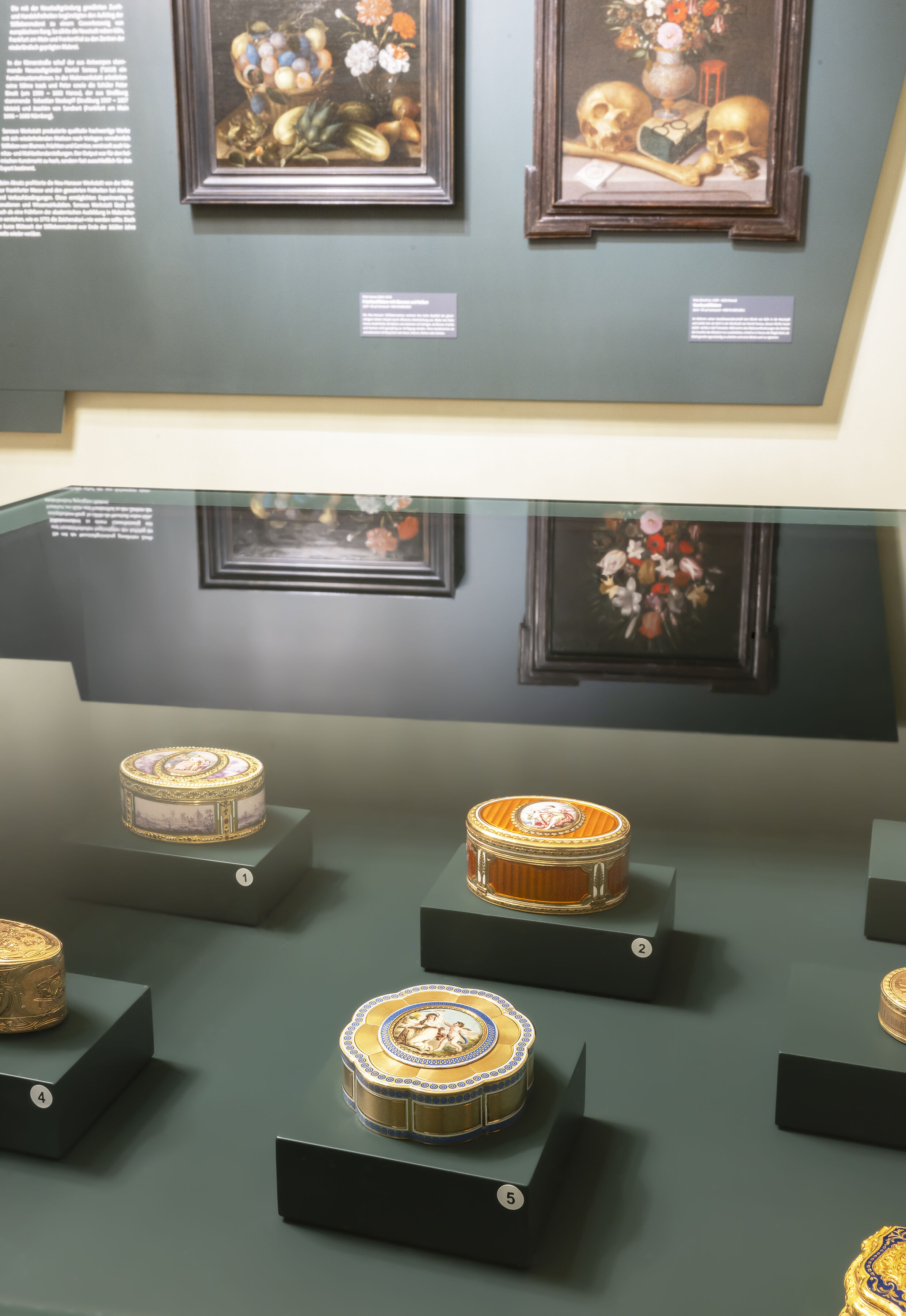 Impression aus der Ausstellung Hanauer Neustadt, Golddosen