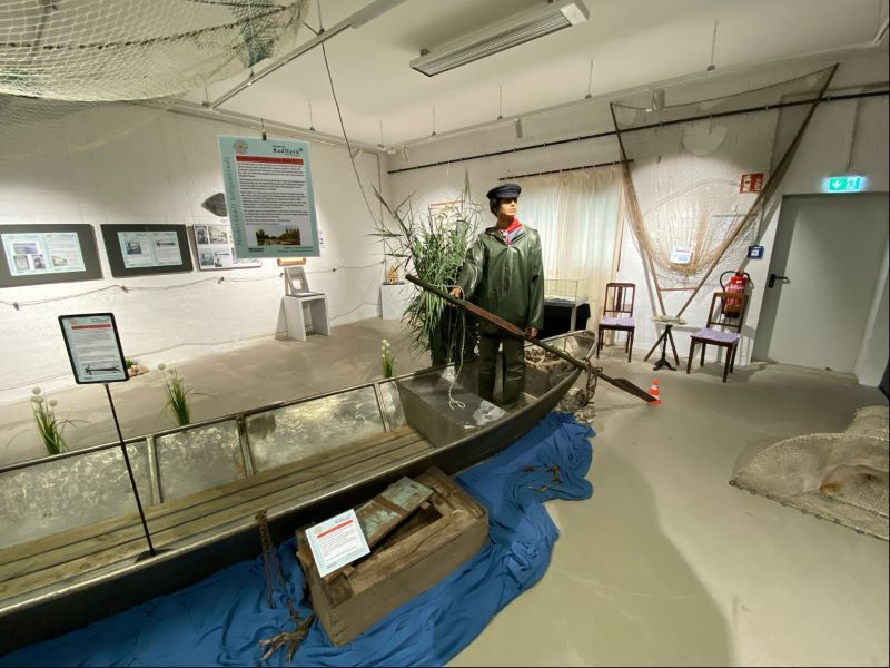Blick in die Sommerausstellung „Der Fischer und sein Nachen“ im RadWerk Klein-Auheim